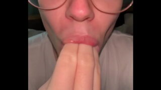 Dommylips sucks their fingers and makes slutty noises